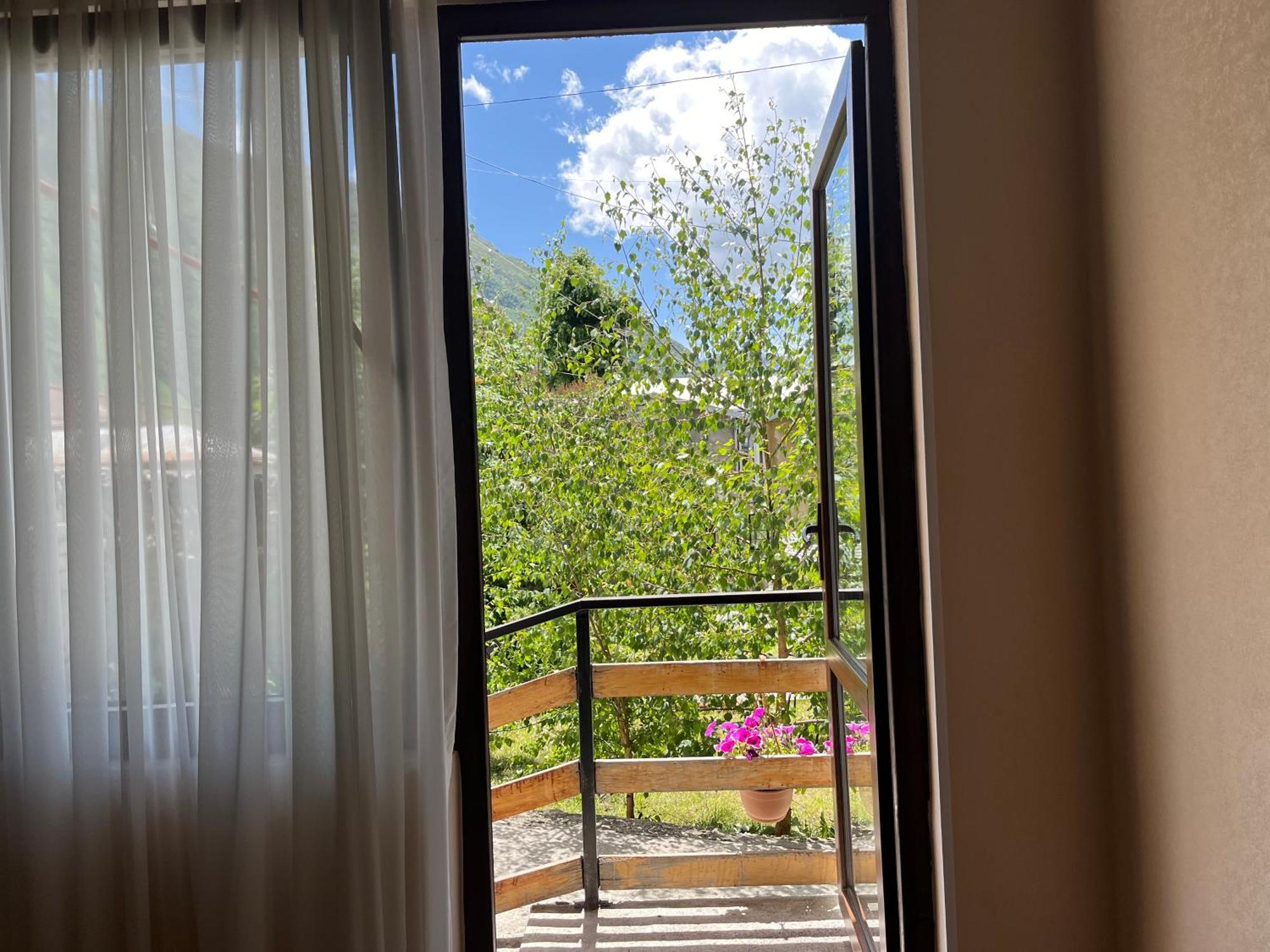 Soso Burduli'S Guesthouse 卡兹贝吉 外观 照片
